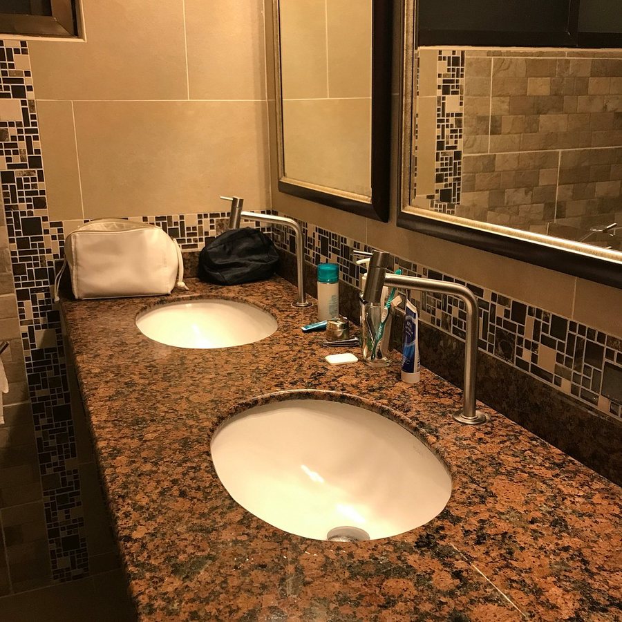 Ya Nui Resort — Bathroom