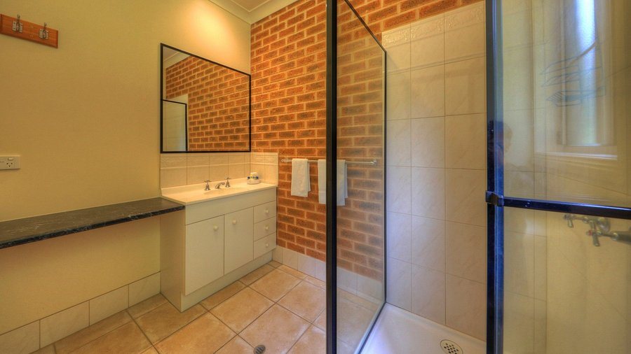 Yackandandah Hotel — Bathroom