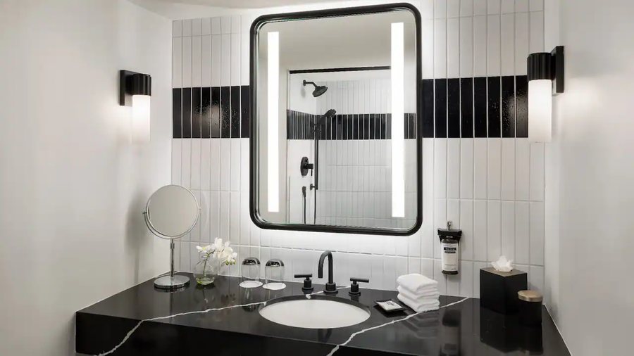 Yale Hotel — Bathroom