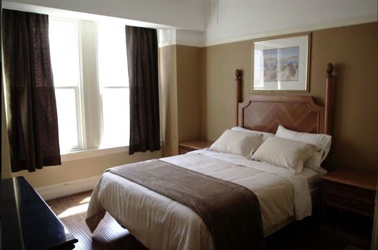 Yale Hotel — Guest room