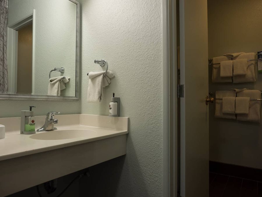 Yavapai Lodge Grand Canyon — Bathroom