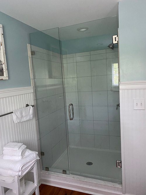 Yellow Daisy Bed and Breakfast — Bathroom