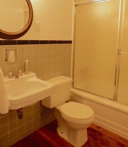 Yellow Door Bed And Breakfast — Bathroom
