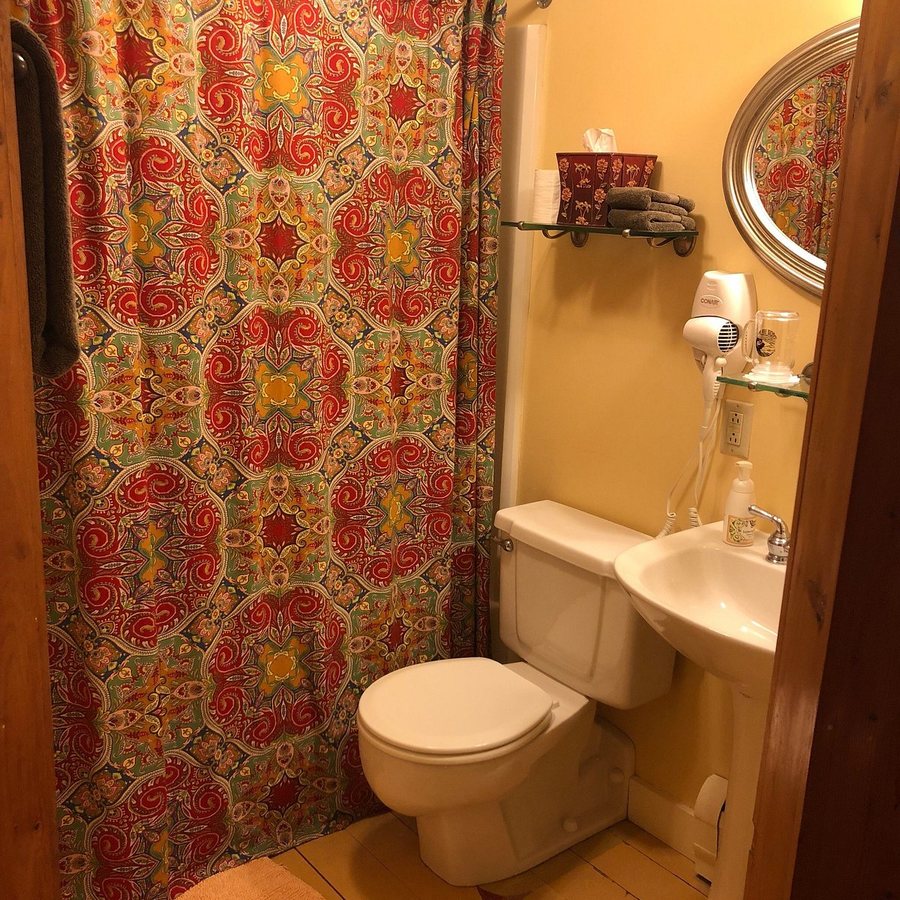 Yellow Farmhouse Inn — Bathroom