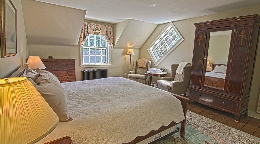 Yellow Farmhouse Inn — Guest room
