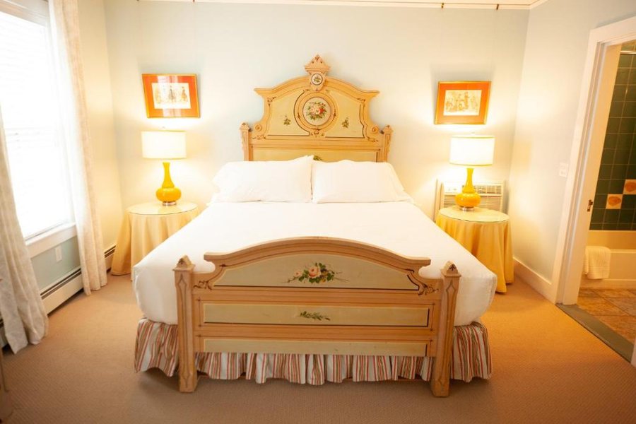 Yellow House Inn — Guest room