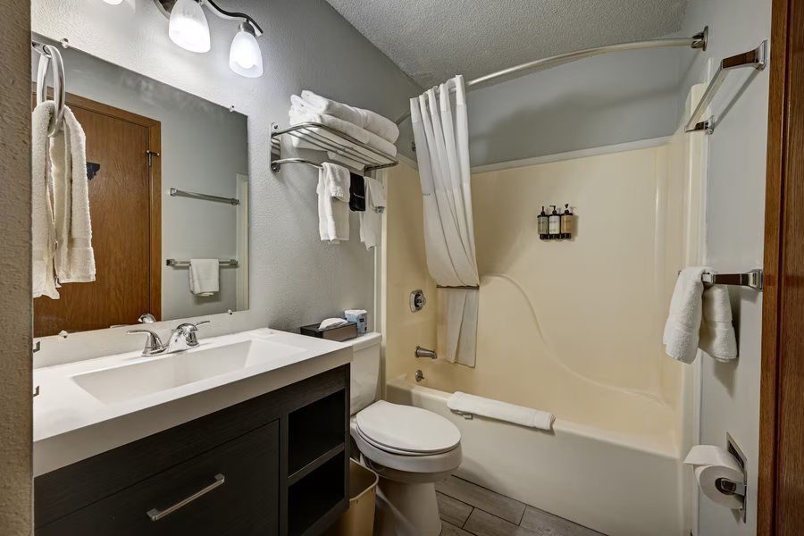 Yellowstone Basin Inn — Bathroom