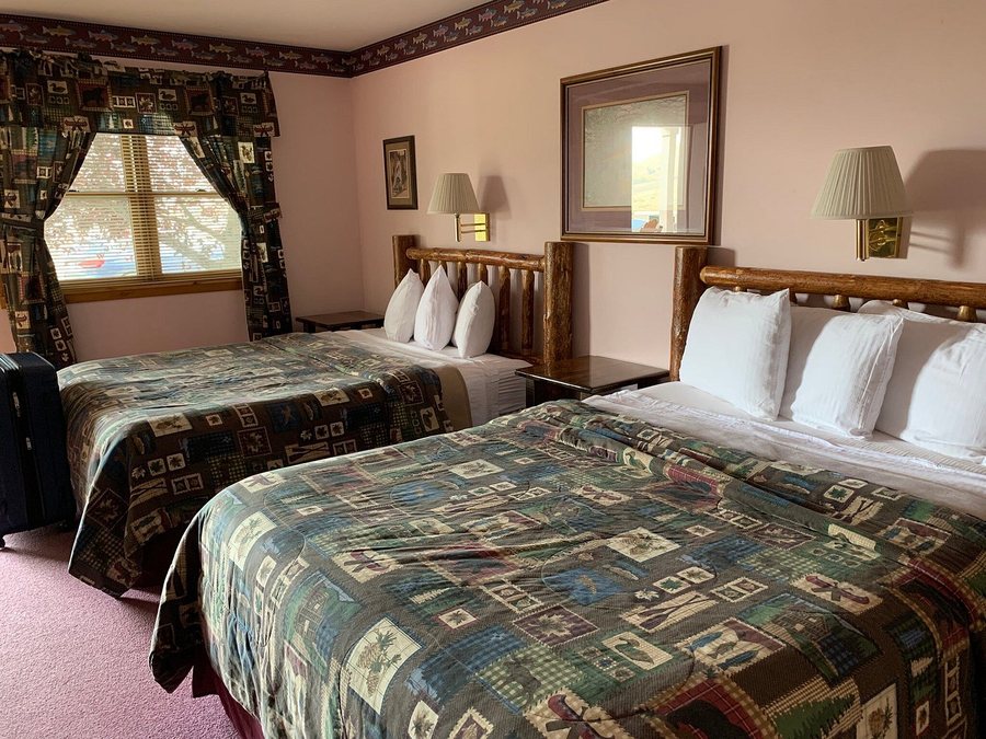 Yellowstone Basin Inn — Guest room