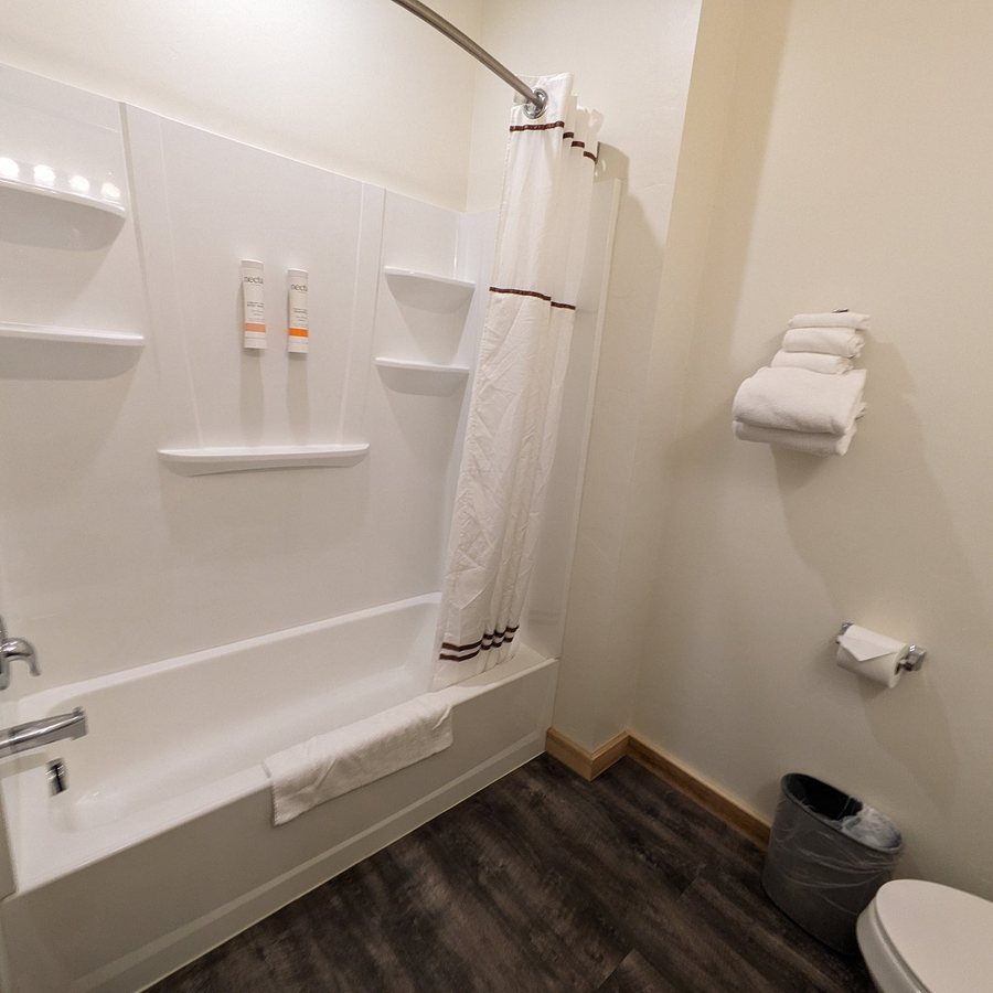 Yellowstone Country Inn — Bathroom