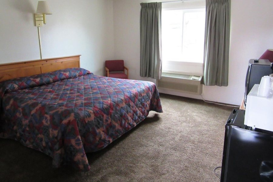 Yellowstone Country Inn — Guest room