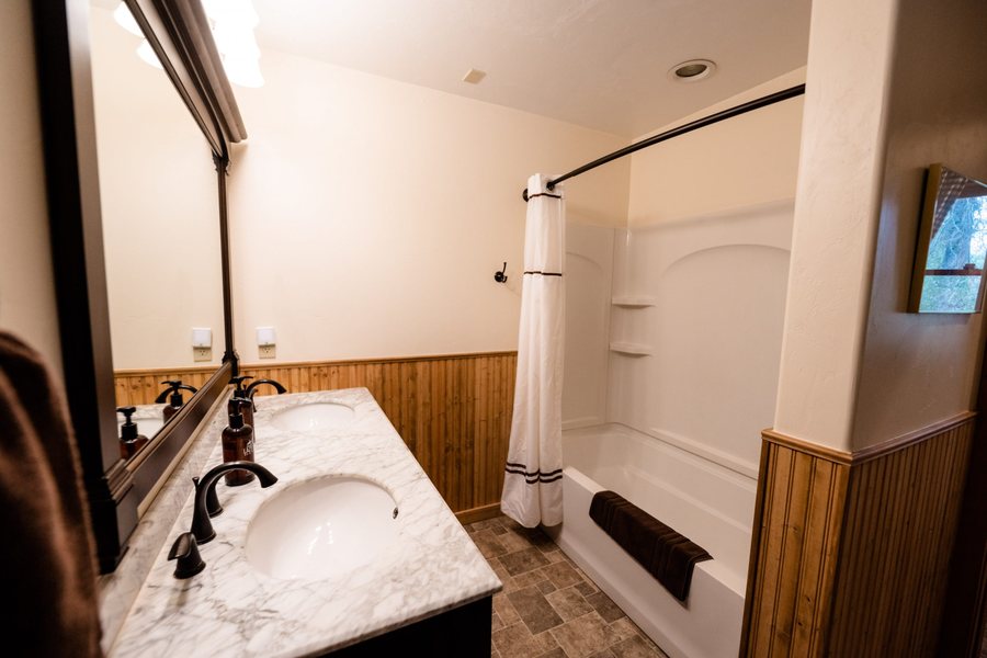 Yellowstone Cutthroat Guest Ranch — Bathroom