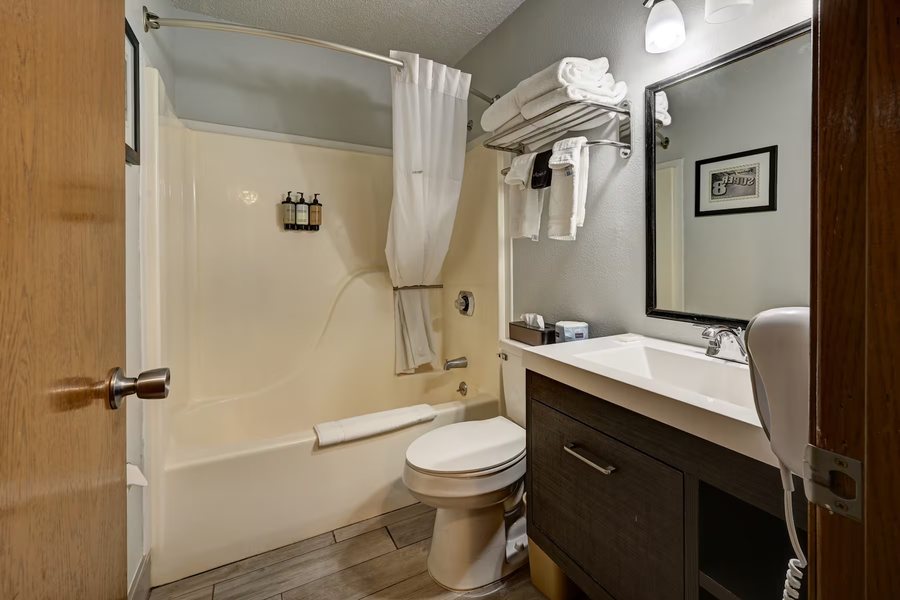Yellowstone Gateway Inn — Bathroom