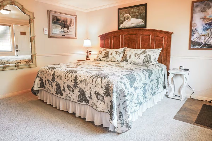 Yellowstone Gateway Inn — Guest room