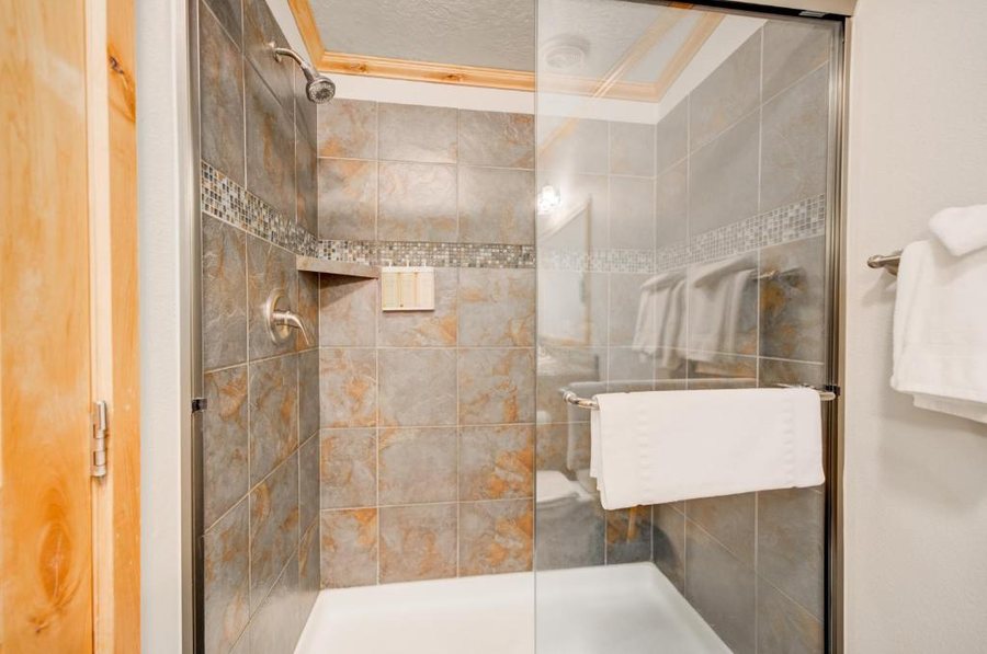 Yellowstone Lodge — Bathroom