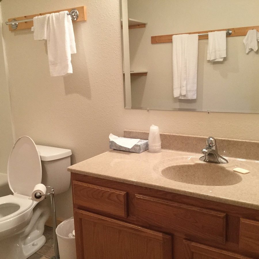 Yellowstone Motel — Bathroom