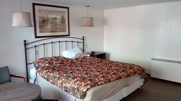 Yellowstone Motel — Guest room
