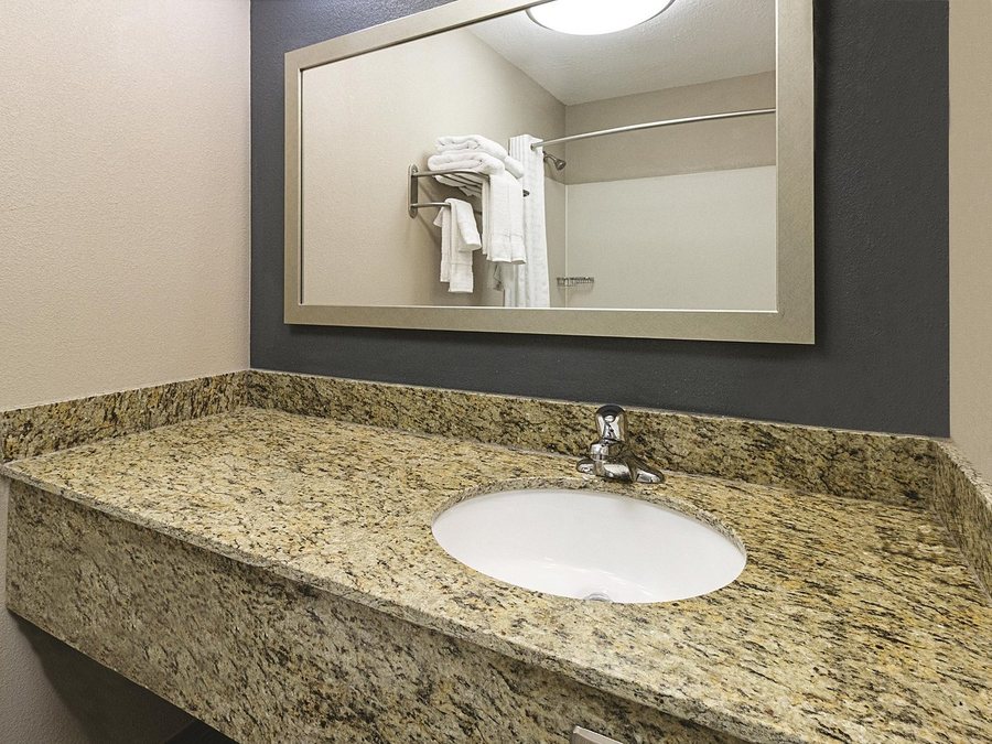 Yellowstone River Inn — Bathroom