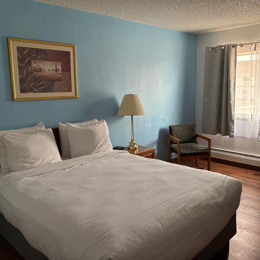 Yellowstone River Inn — Guest room