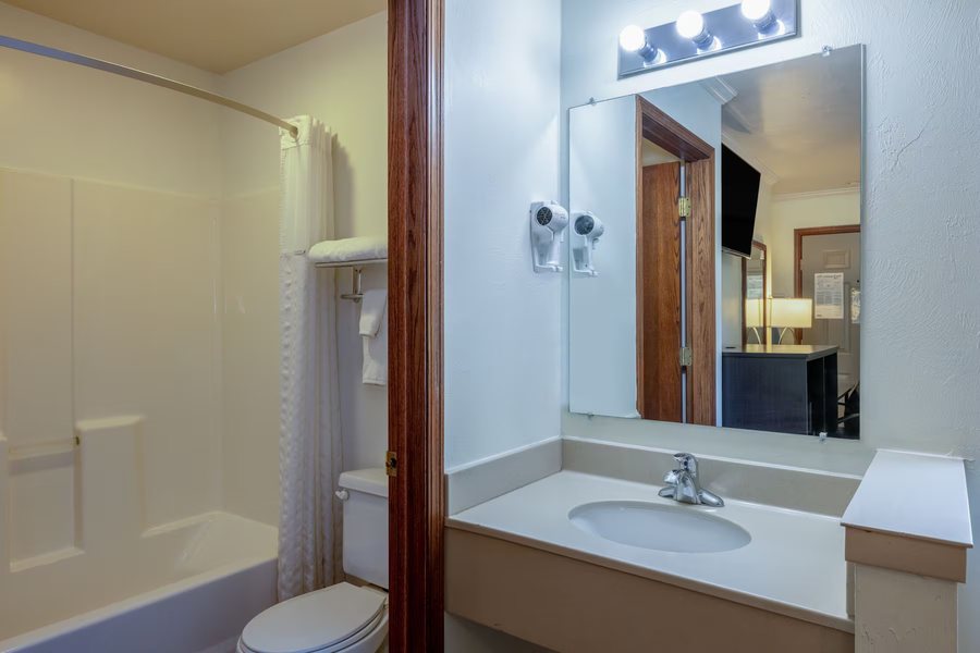 Yellowstone River Inn Suites — Bathroom