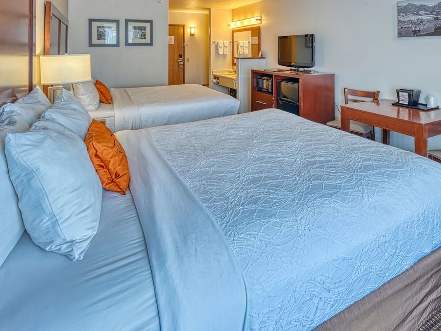 Yellowstone River Inn Suites — Guest room