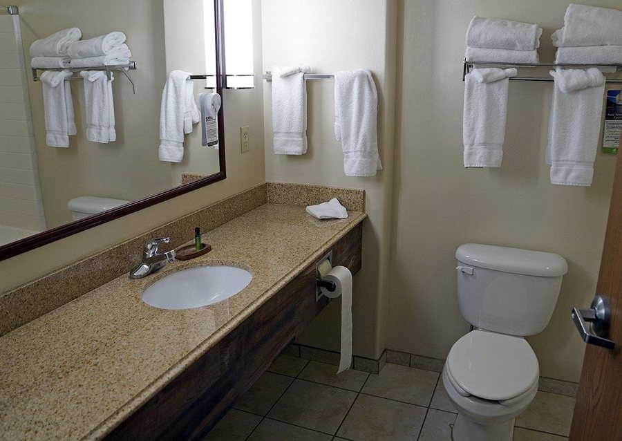 Yellowstone West Gate Hotel — Bathroom