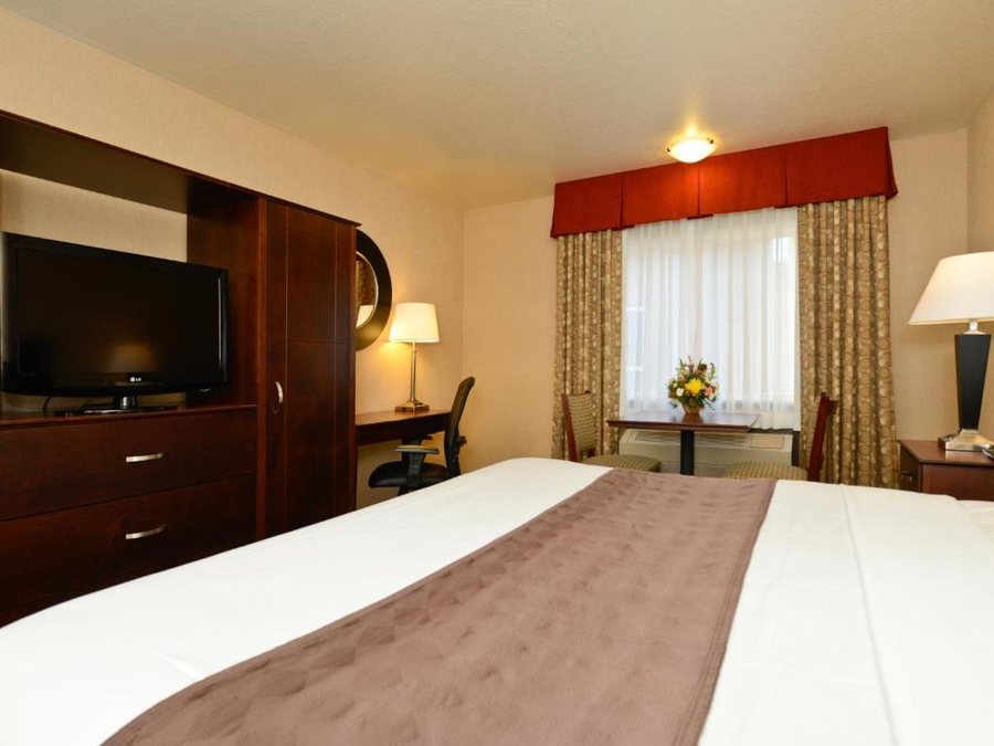 Yellowstone West Gate Hotel — Guest room