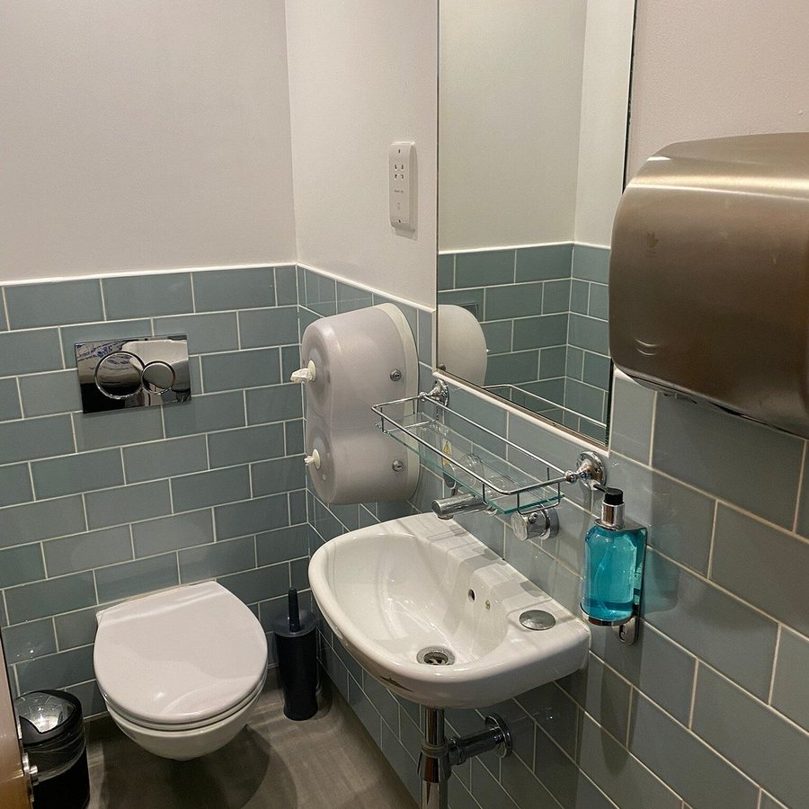 YHA London Earl s Court London England — Bathroom