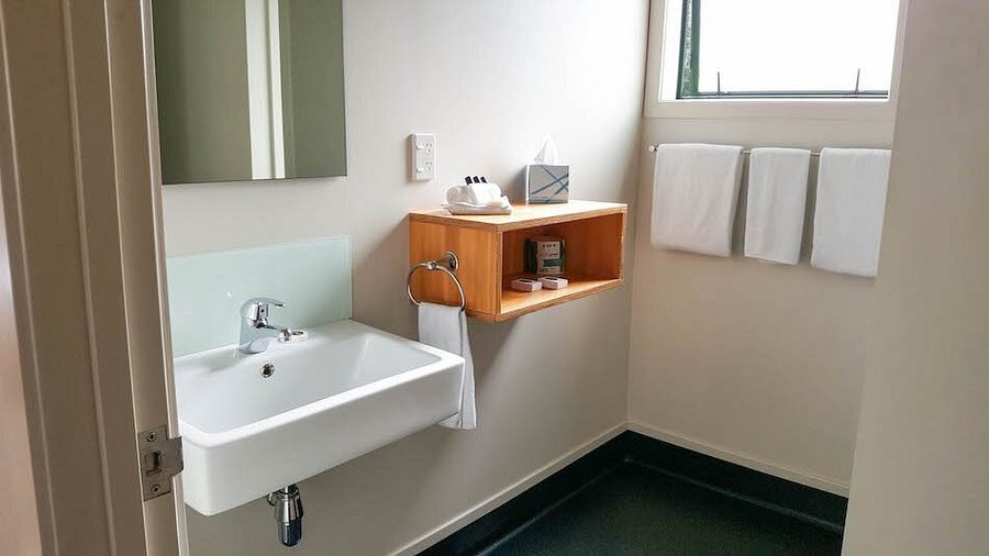 YHA Waitomo Juno Hall Backpackers — Bathroom