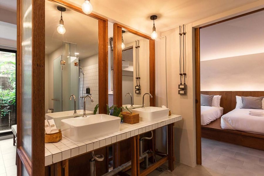 Yolo Bangkok Boutique Hotel — Bathroom
