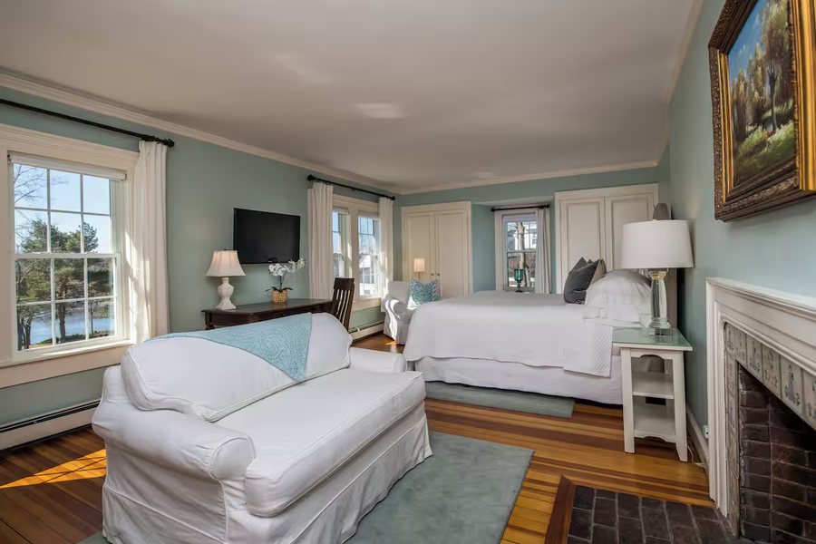 York Harbor Inn — Guest room