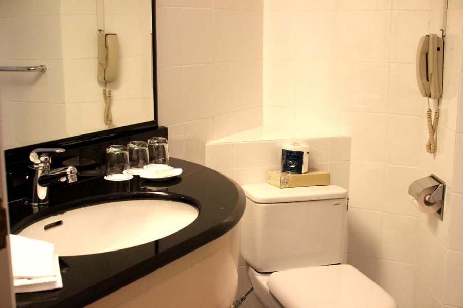York Hotel Singapore — Bathroom