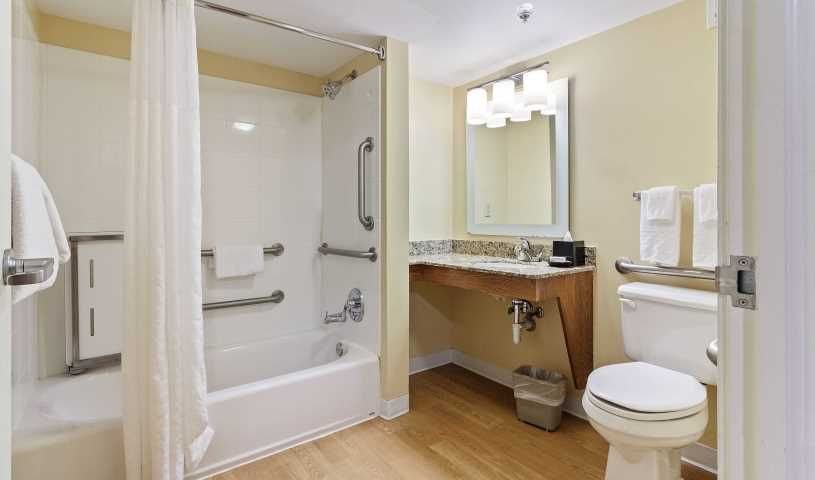 Yorktown Beach Hotel — Bathroom