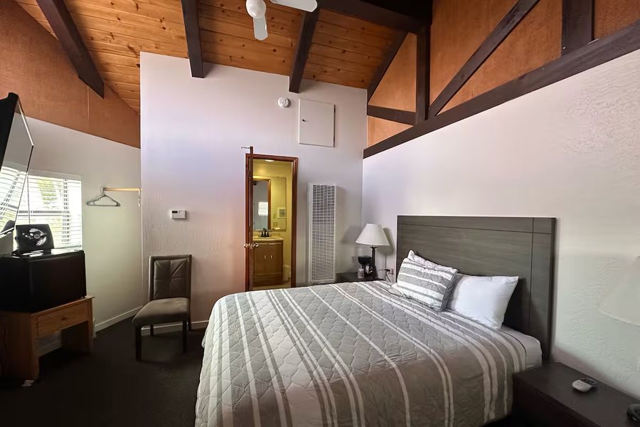 Yosemite Gateway Motel — Guest room