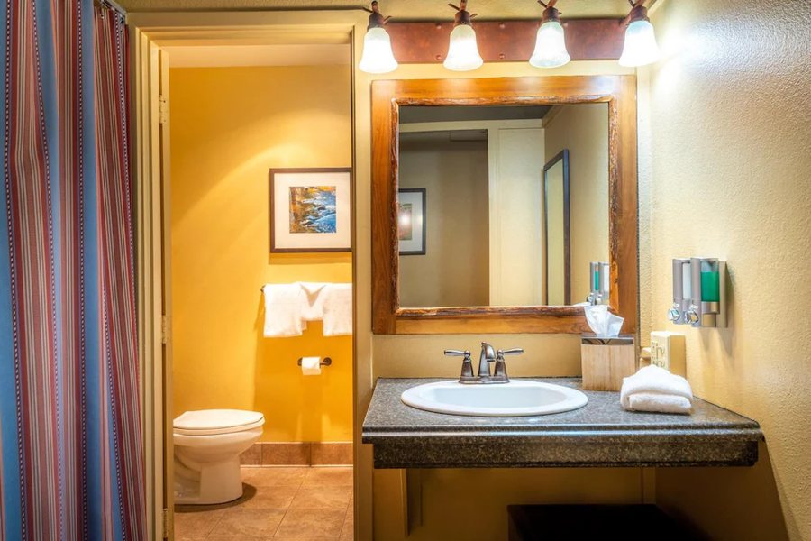 Yosemite Hilltop Cabins — Bathroom