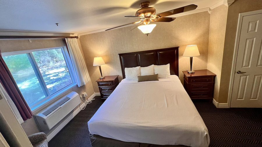 Yosemite View Lodge — Guest room