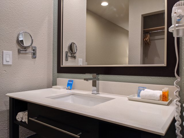 Yosemite Westgate Lodge — Bathroom