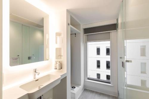 YOTEL Edinburgh — Bathroom