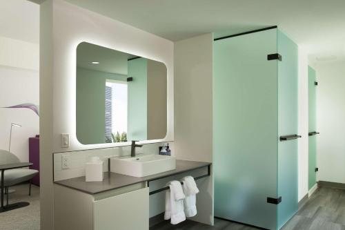 YOTEL Miami Miami Florida — Bathroom