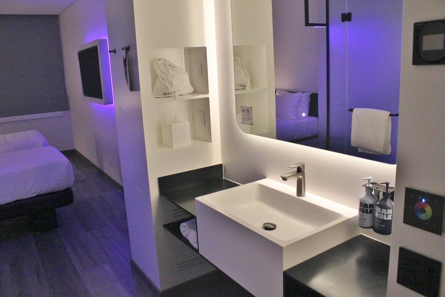 YOTEL Porto — Bathroom