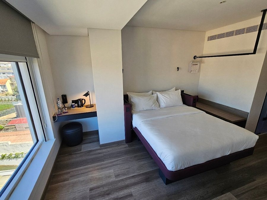 YOTEL Porto — Guest room