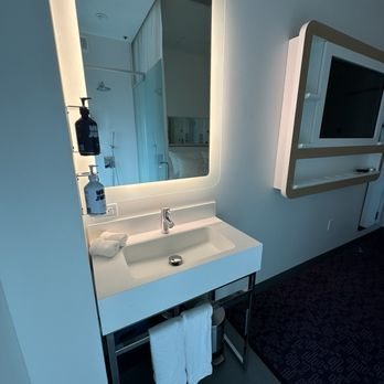 YOTEL San Francisco — Bathroom