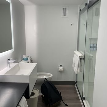 YOTEL Washington DC — Bathroom