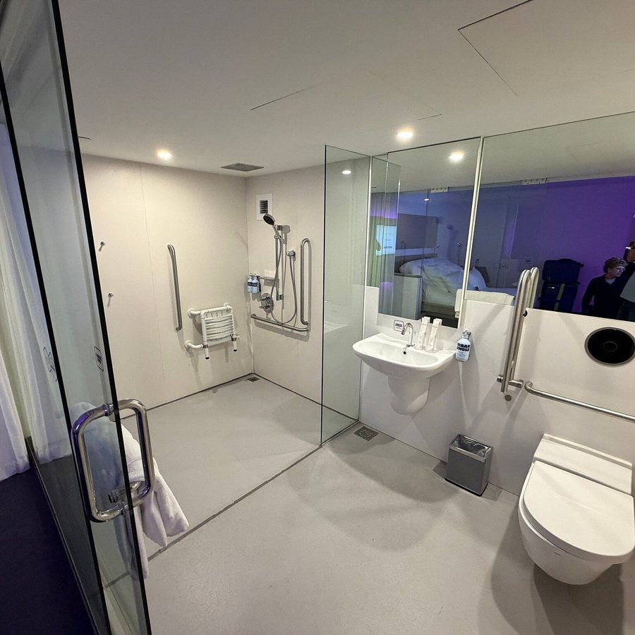 Yotelair Singapore Changi — Bathroom