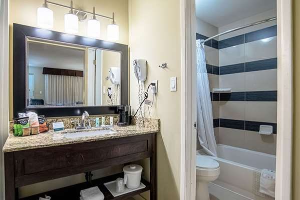 Youngtown Inn Bed and Breakfast — Bathroom