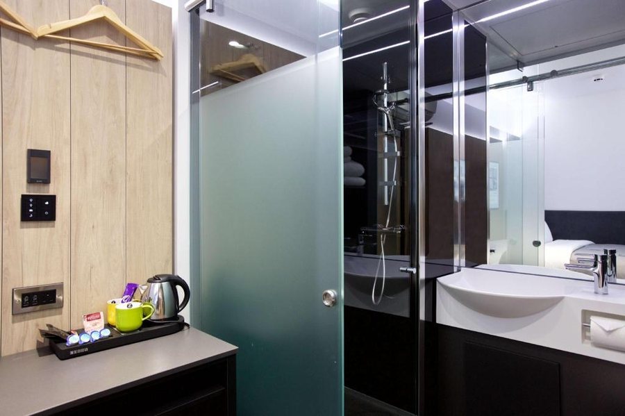 Z Hotel Tottenham Court Road — Bathroom