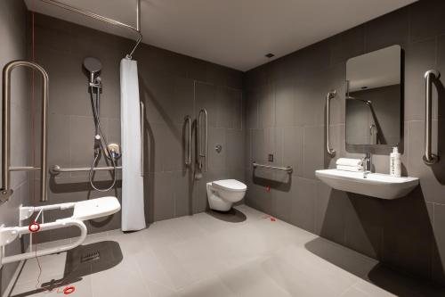 Zedwell Underground Tottenham Court Road — Bathroom