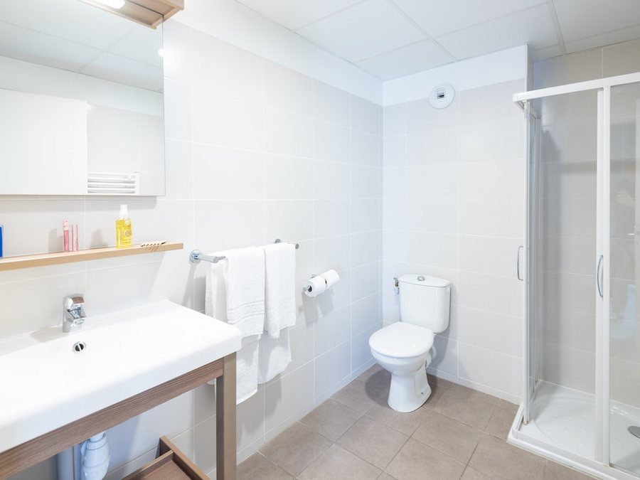 Zenitude Hotel Residences Narbonne Centre — Bathroom