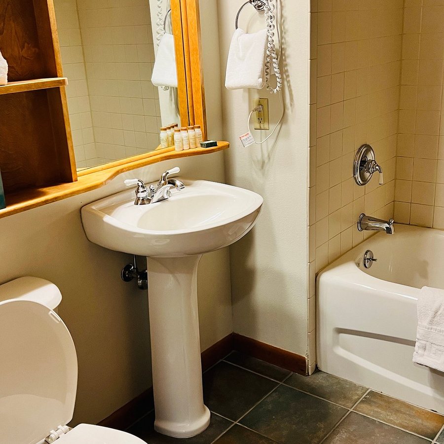 Zephyr Mountain Lodge — Bathroom