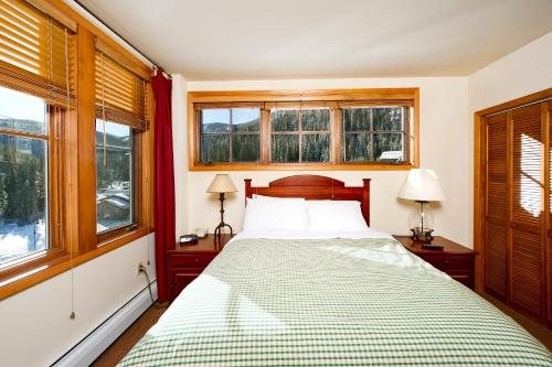 Zephyr Mountain Lodge — Guest room