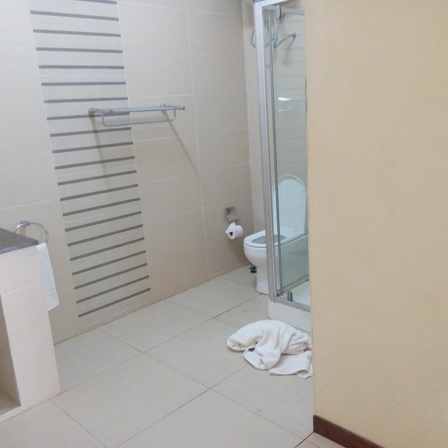 Zeroes Resort — Bathroom